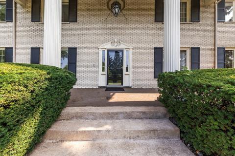 12 Hampton Dr, Oak Brook, IL 60523 photo 3