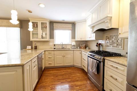 1111 Golf Ln, Wheaton, IL 60189 photo 2