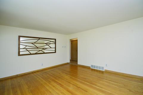 1114 S Robert Dr, Mount Prospect, IL 60056 photo 4