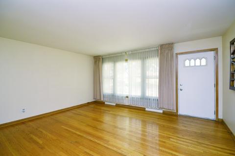 1114 S Robert Dr, Mount Prospect, IL 60056 photo 2