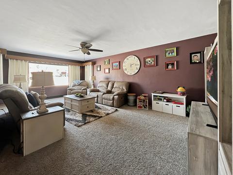1748 Valley View Dr, Freeport, IL 61032 photo 4