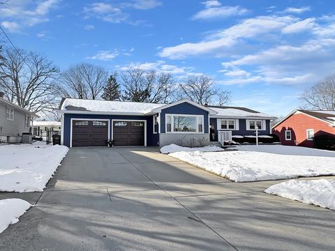 1748 Valley View Dr, Freeport, IL 61032 photo 1