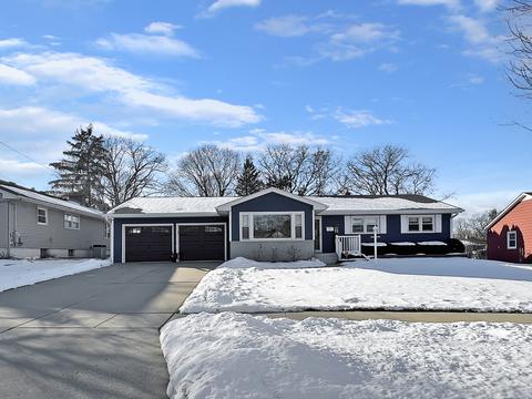 1748 Valley View Dr, Freeport, IL 61032 photo 2