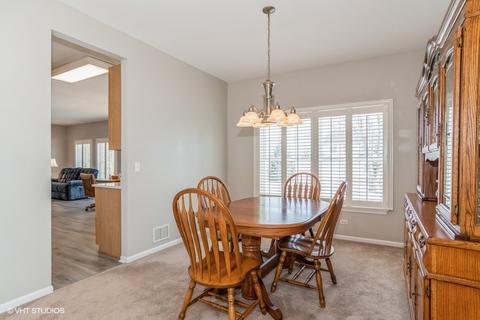 201 Burton Dr, Bartlett, IL 60103 photo 5