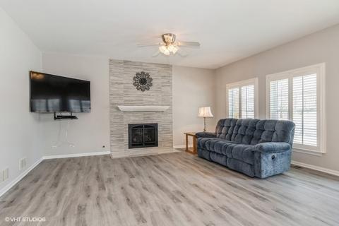 201 Burton Dr, Bartlett, IL 60103 photo 3