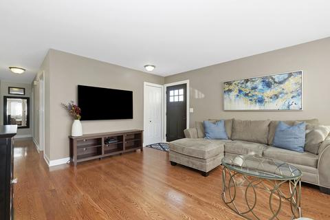 620 Morray Ct, Des Plaines, IL 60018 photo 3