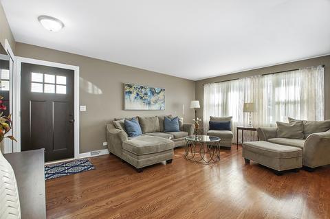 620 Morray Ct, Des Plaines, IL 60018 photo 2