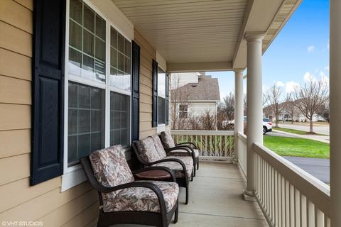 311 Comstock Dr, Elgin, IL 60124 photo 2