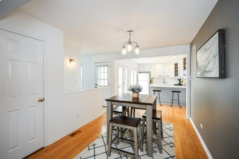 1102 S Gables Blvd, Wheaton, IL 60189 photo 8