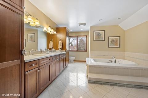 2056 Middleton Dr, Wheaton, IL 60189 photo 14
