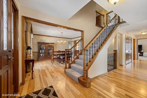 2056 Middleton Dr, Wheaton, IL 60189 photo 2