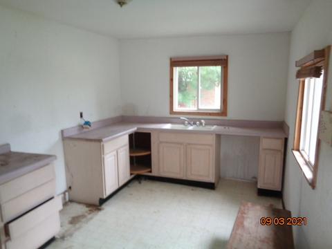 551 E Center St, Freeport, IL 61032 photo 8