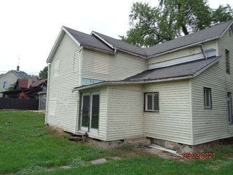 551 E Center St, Freeport, IL 61032 photo 4