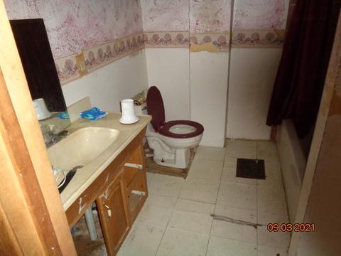 551 E Center St, Freeport, IL 61032 photo 10