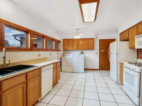 635 E 7th St, Lockport, IL 60441 photo 2