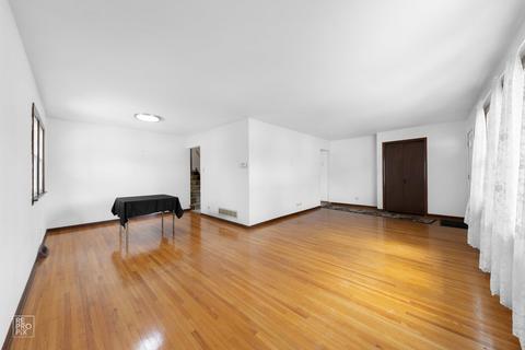 812 Forest Ct, Bartlett, IL 60103 photo 3
