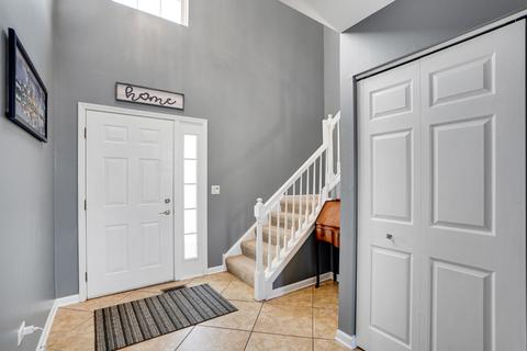 554 Lancaster Cir, Elgin, IL 60123 photo 2