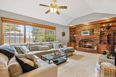 136 N Beverly St, Wheaton, IL 60187 photo 2