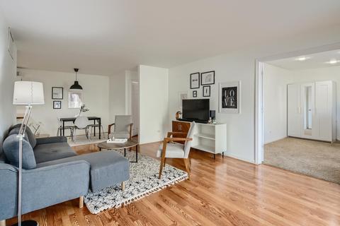 1352 Longacre Ln, Wheeling, IL 60090 photo 2