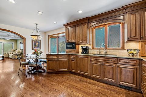 49 Devonshire Dr, Oak Brook, IL 60523 photo 5