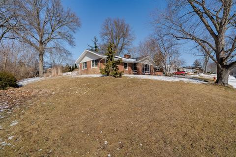 609 W Maple Dr, Eureka, IL 61530 photo 2