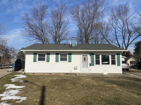 2011 Center Cir, Peru, IL 61354 photo 1