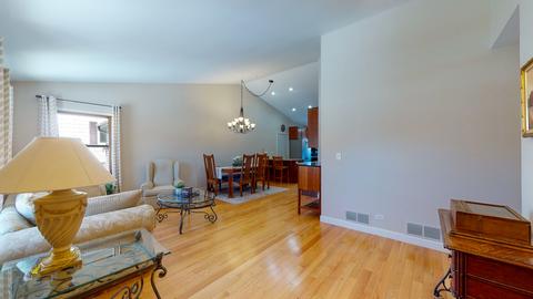 899 Waverly Dr, Elgin, IL 60120 photo 3