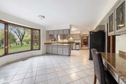 6318 Martin Dr, Willowbrook, IL 60527 photo 9