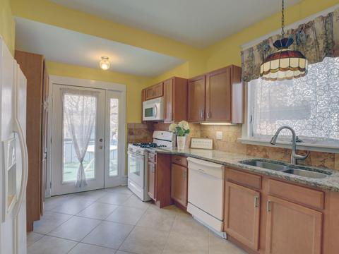 916 N Spring St, Elgin, IL 60120 photo 8
