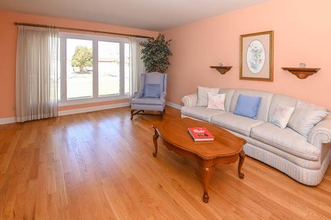 81 Windsor Dr, Des Plaines, IL 60018 photo 4