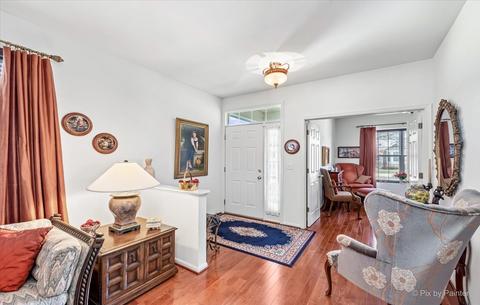 1850 Avon Dr, Hoffman Estates, IL 60192 photo 2