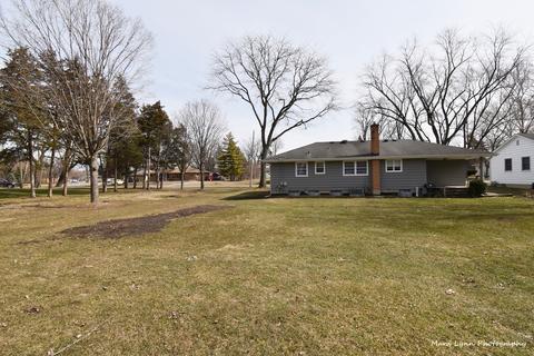 102 S Gables Blvd, Wheaton, IL 60187 photo 2
