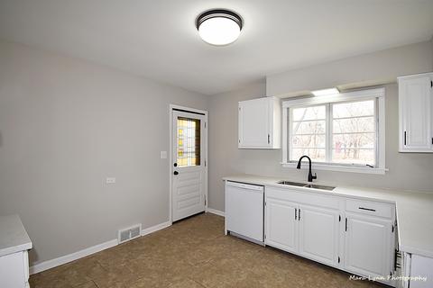 102 S Gables Blvd, Wheaton, IL 60187 photo 8