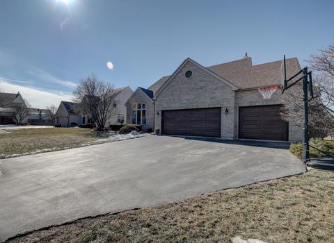 240 Dallas Dr, Bartlett, IL 60103 photo 2