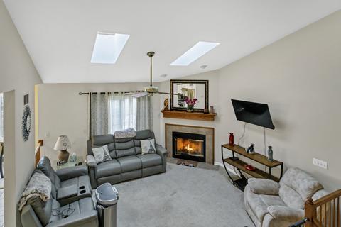 902 Ascot Dr, Elgin, IL 60123 photo 4