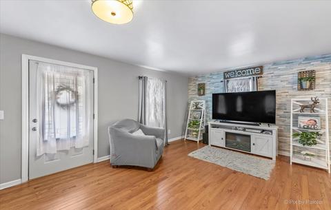 684 Stewart Ave, Elgin, IL 60120 photo 9