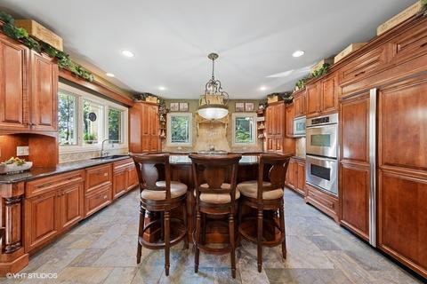 225 Forest Edge Ct, Burr Ridge, IL 60527 photo 10