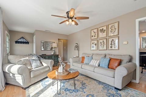 905 E Villa Dr, Des Plaines, IL 60016 photo 4