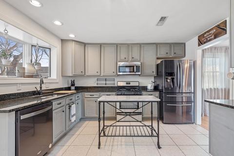 905 E Villa Dr, Des Plaines, IL 60016 photo 5