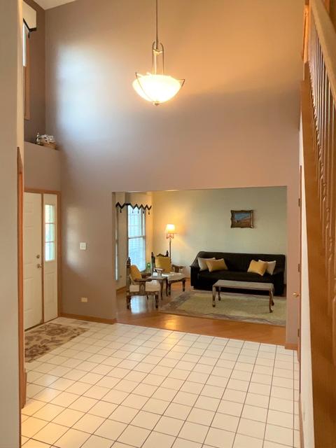 1040 Wakefield Dr, Elgin, IL 60120 photo 2