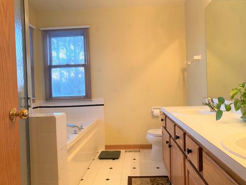 1040 Wakefield Dr, Elgin, IL 60120 photo 16