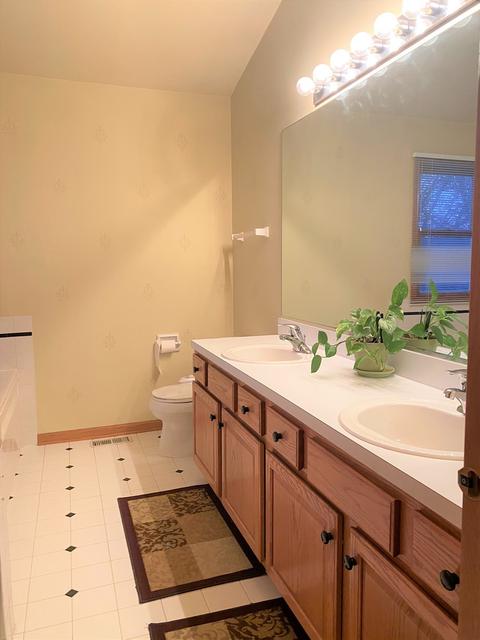 1040 Wakefield Dr, Elgin, IL 60120 photo 17