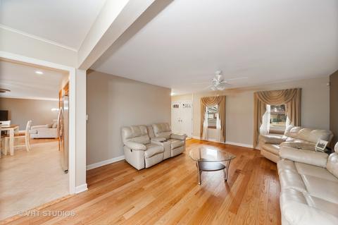 1115 Captains Ln, Wheeling, IL 60090 photo 4
