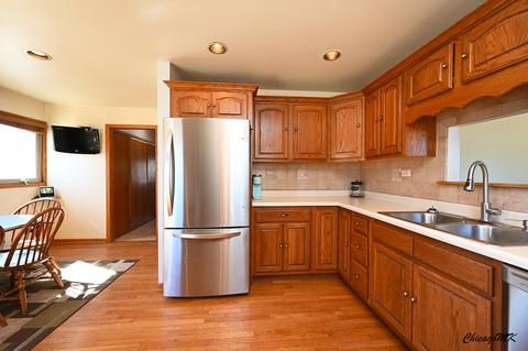 2838 Eisenhower Dr, Des Plaines, IL 60018 photo 9