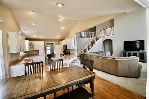 2 Honeysuckle Ct, Bloomington, IL 61704 photo 11