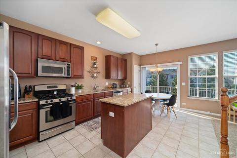 258 Comstock Dr, Elgin, IL 60124 photo 2