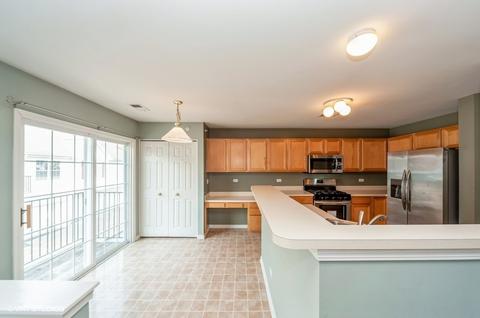 700 Mill Cir #204, Wheeling, IL 60090 photo 4