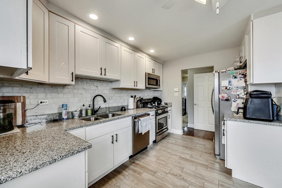  100 Wisconsin Dr, Des Plaines, IL 60016 photo 10