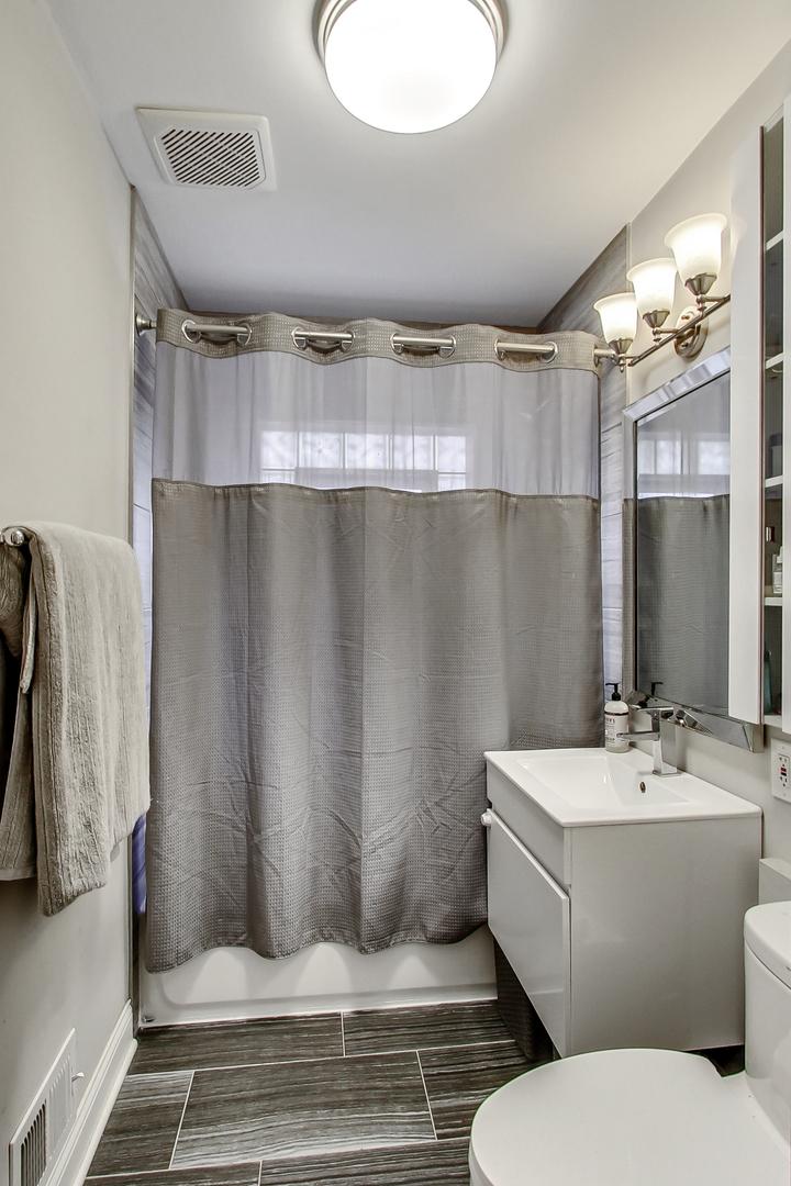  100 Wisconsin Dr, Des Plaines, IL 60016 photo 22