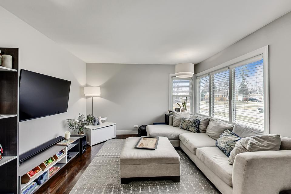  100 Wisconsin Dr, Des Plaines, IL 60016 photo 4